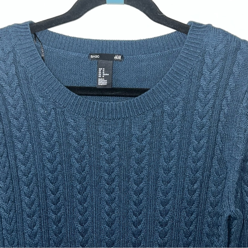 - New H&M basic sweater Size Medium - Picture 3 of 4